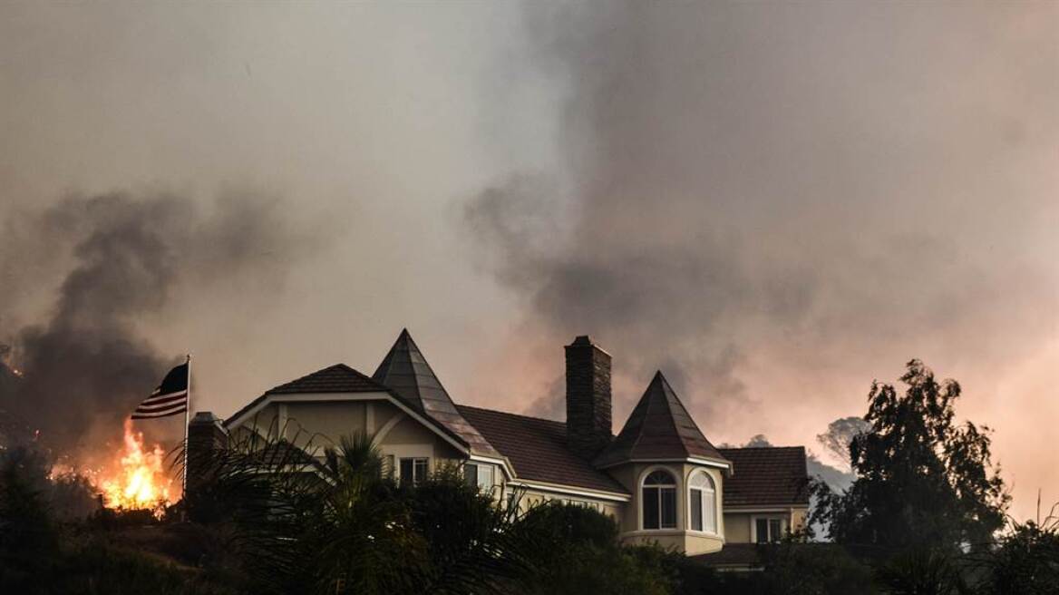 Σε πύρινο κλοιό το Λος Άντζελες - Οι φλόγες απειλούν χιλιάδες σπίτια